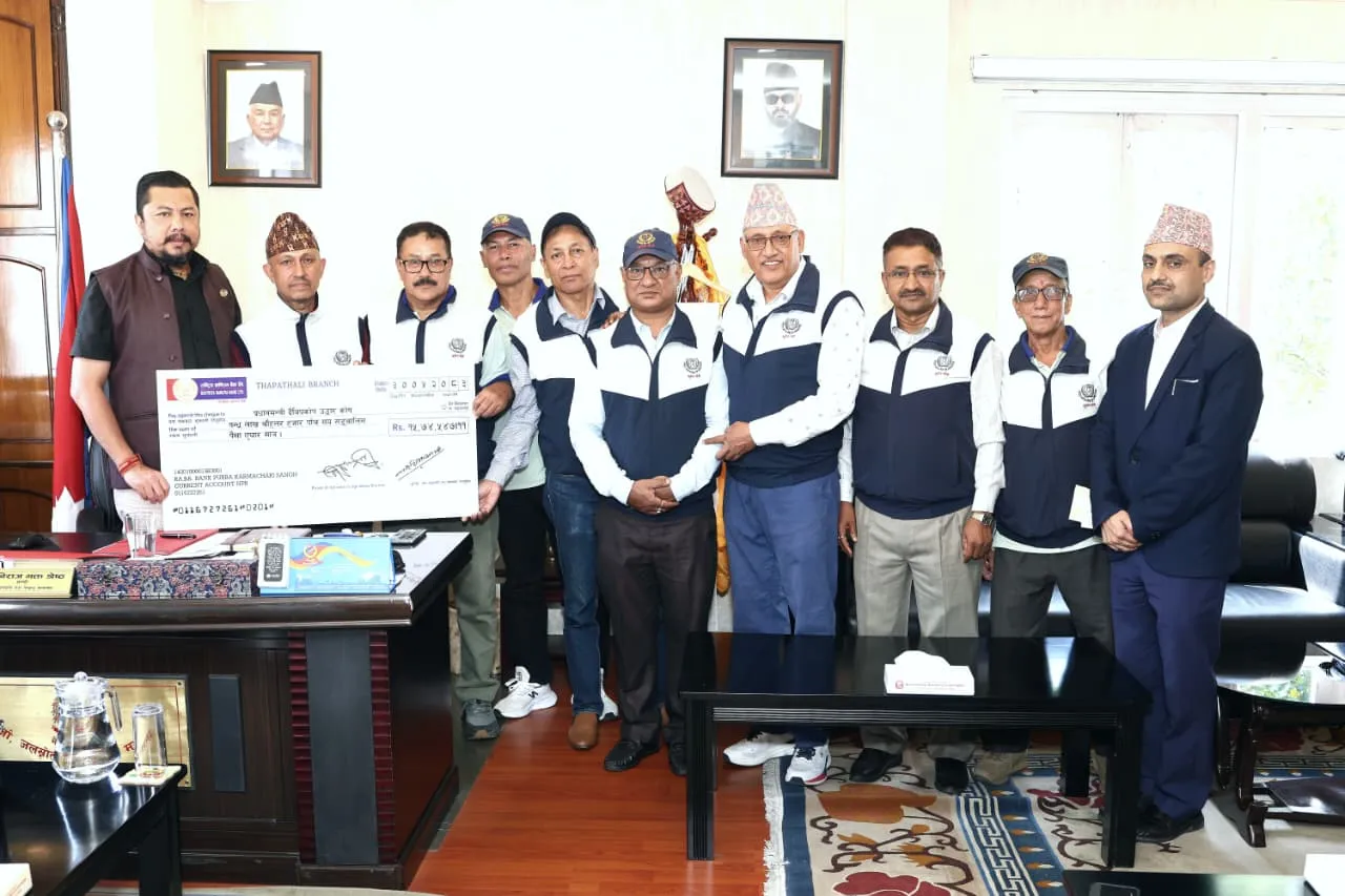 राष्ट्रिय वाणिज्य बैंकबाट सेवा निवृत्त भएका कर्मचारीहरूले दिए बाढी प्रभावितका लागि  १६  लाख